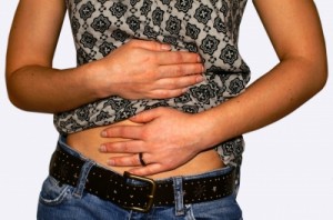 Bauchschmerzen kann ein Symptom von Zöliakie sein.